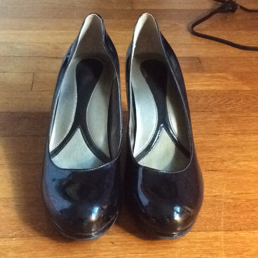 Black shiny heels